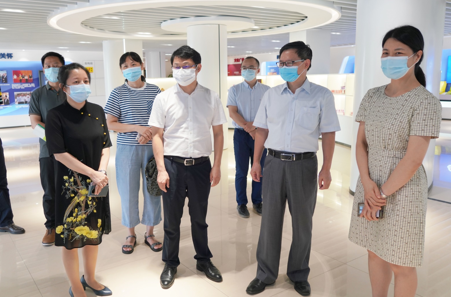 广州市工信局副局长张建华一行到广药集团XPJ调研